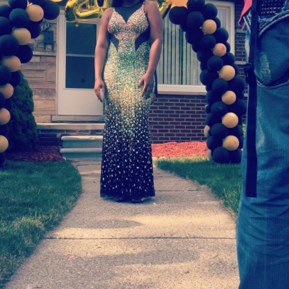 A prom dress thats only a year old - Picture 2 of 3